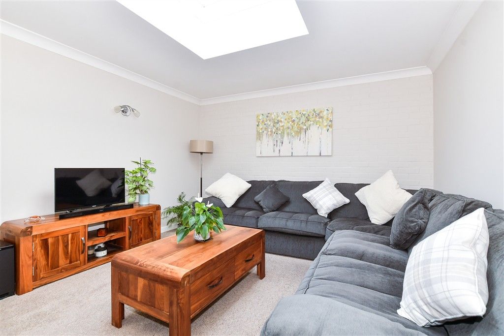 Property photo 3 of 14 Lounge