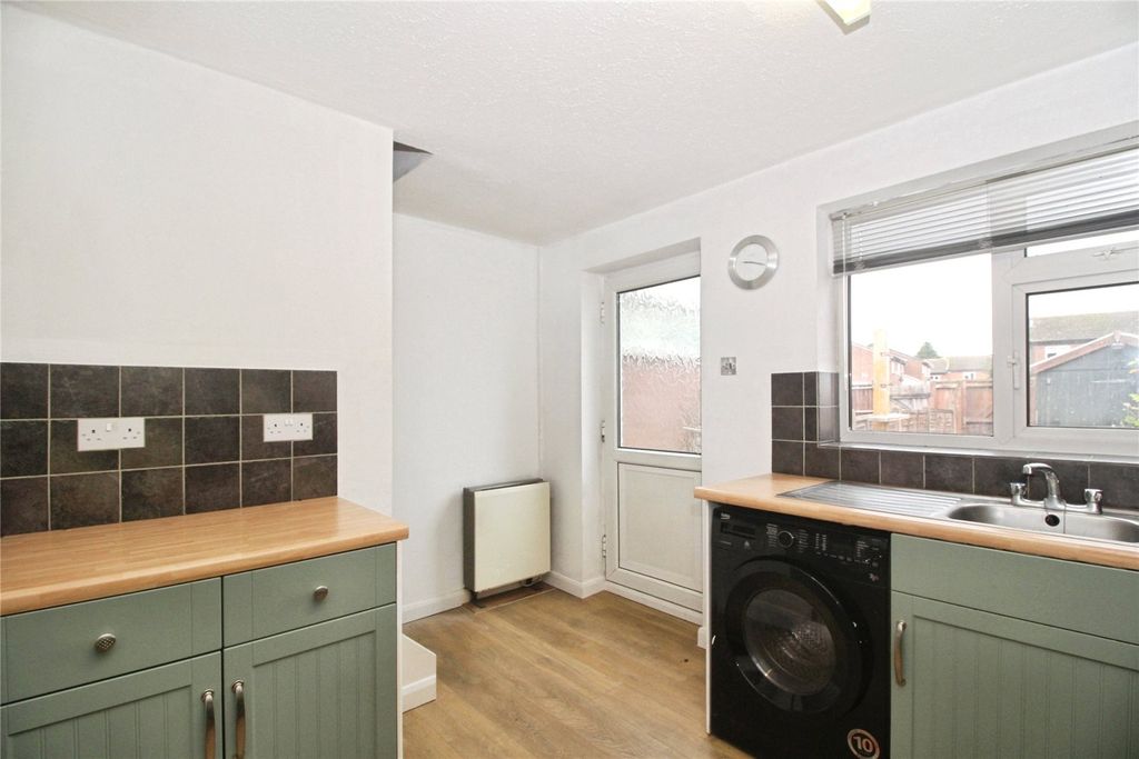 Property photo 3 of 10 Fitted Kitchen