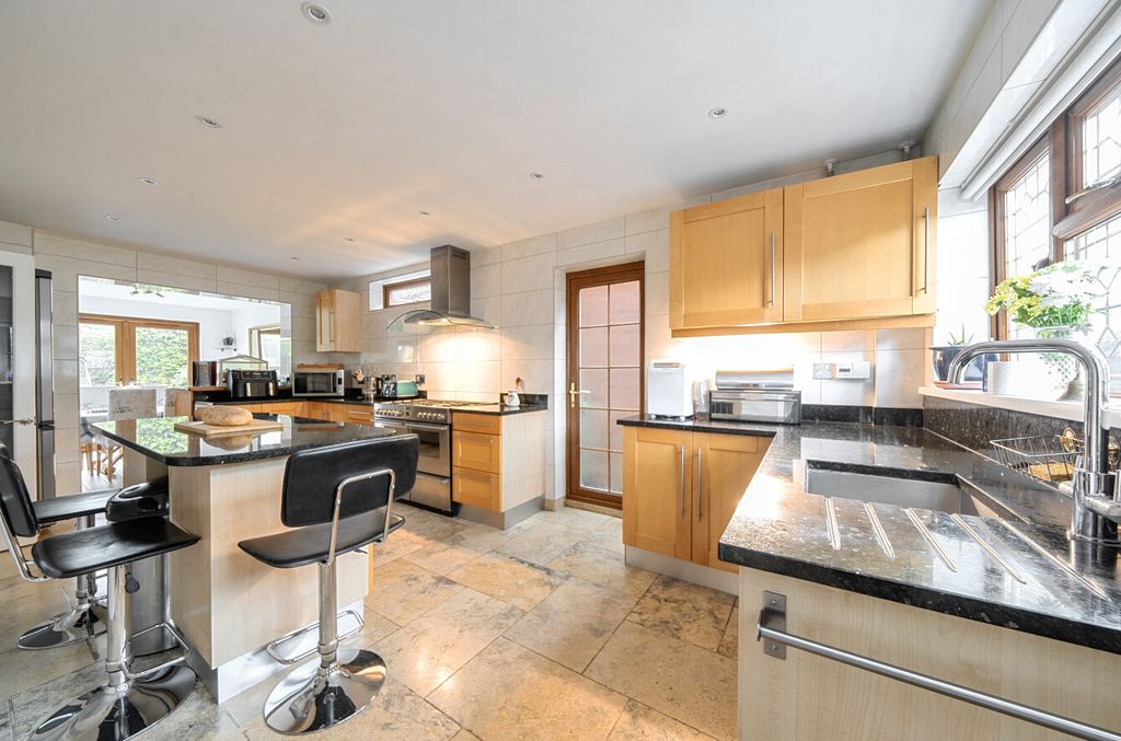 Property photo 3 of 18 1458496-7-6A05Fa2...
