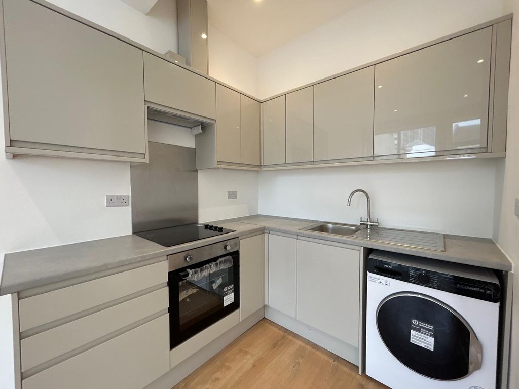 Property photo 1 of 7 2 Bed Flat To Rent Church Path, Croydon Cr0