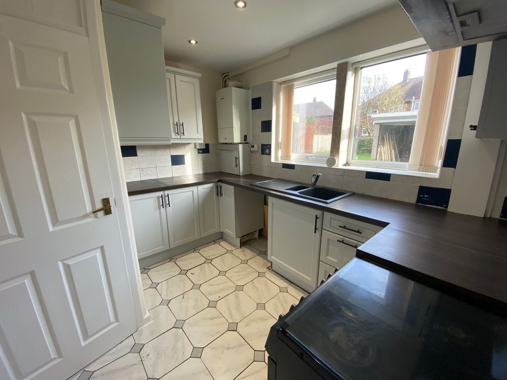 Property photo 3 of 10 Kitchen