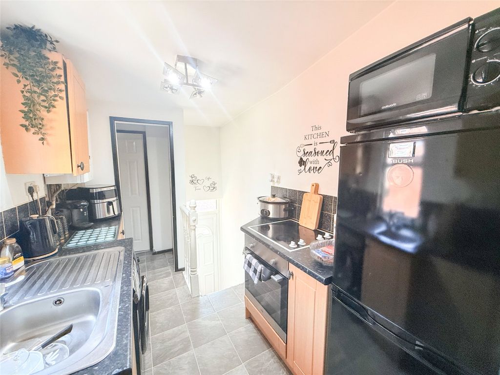 Property photo 3 of 9 Kitchen