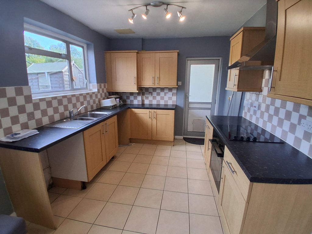 Property photo 3 of 12 Kitchen
