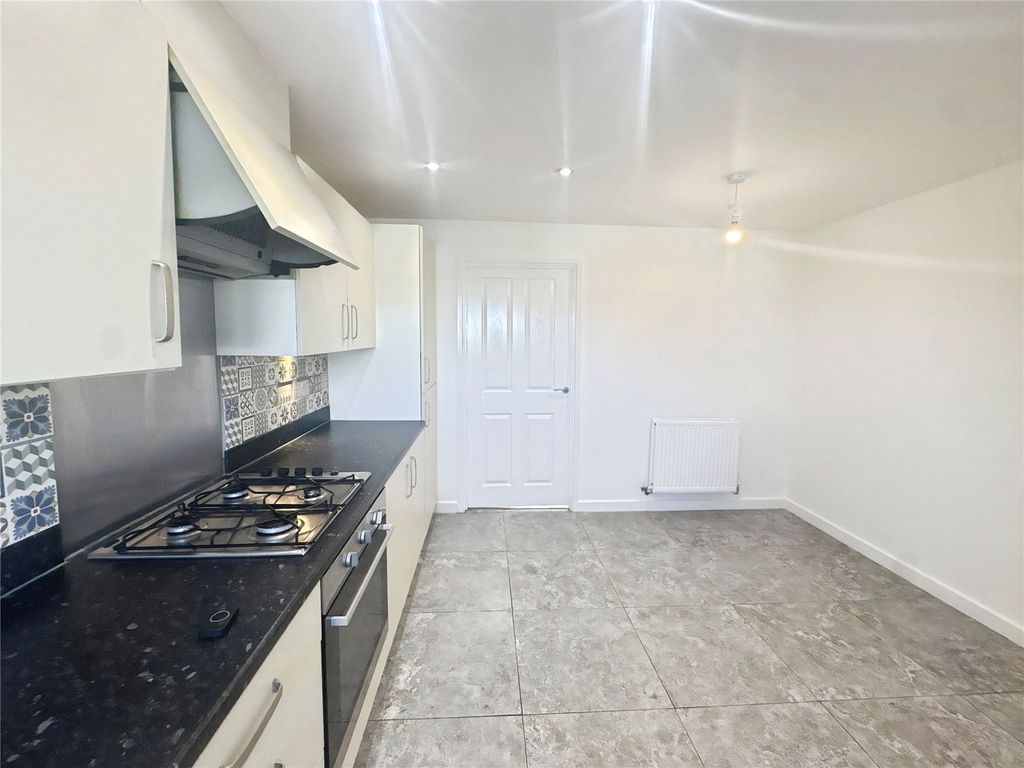 Property photo 3 of 19 Kithen