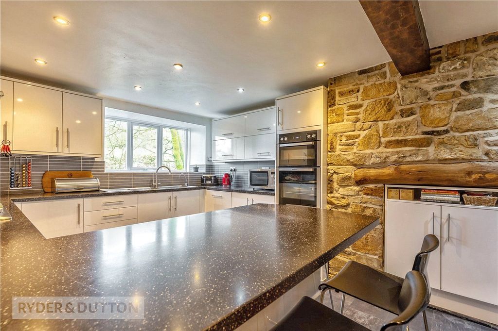 Property photo 3 of 23 Stylsih Kitchen