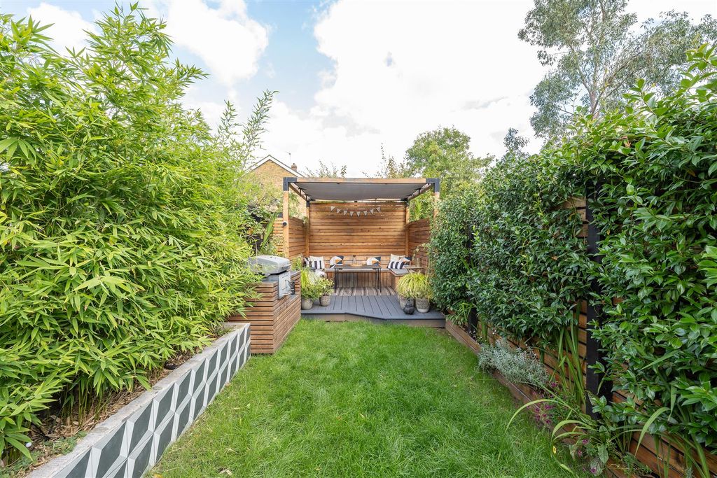 Property photo 2 of 23 Churchfields, E18