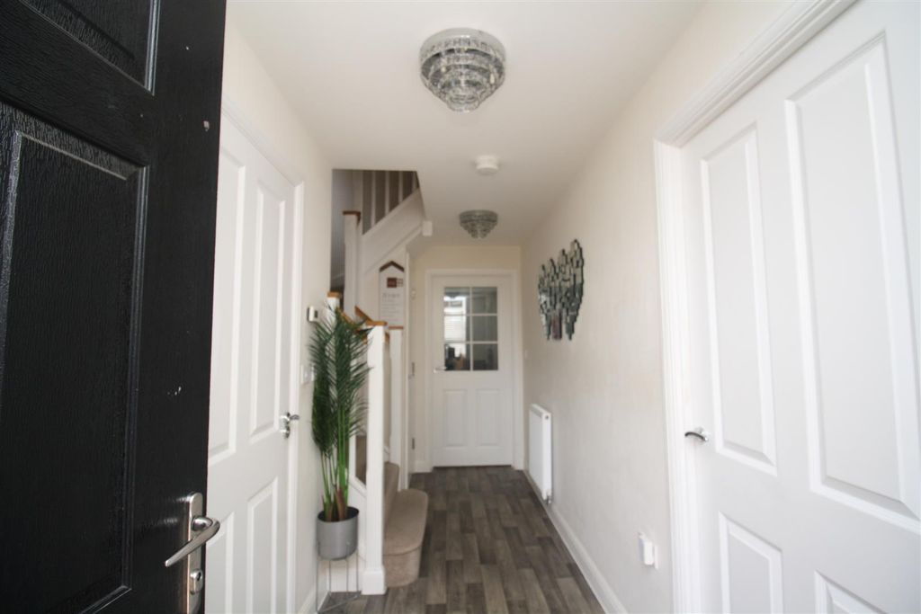 Property photo 2 of 19 Entrance Hall