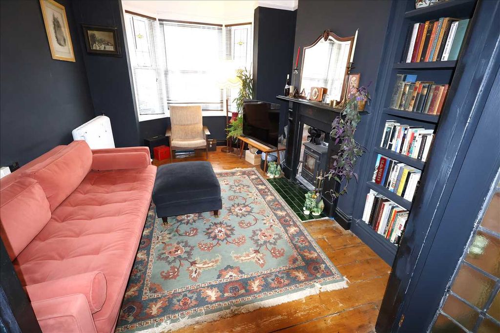 Property photo 3 of 16 Lounge