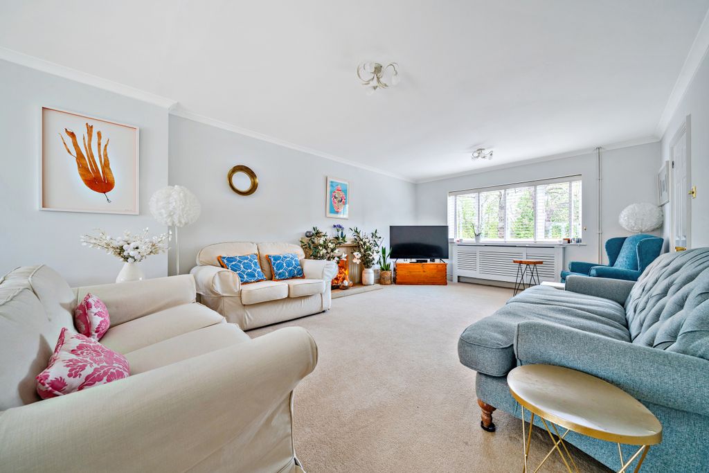 Property photo 3 of 21 Lounge