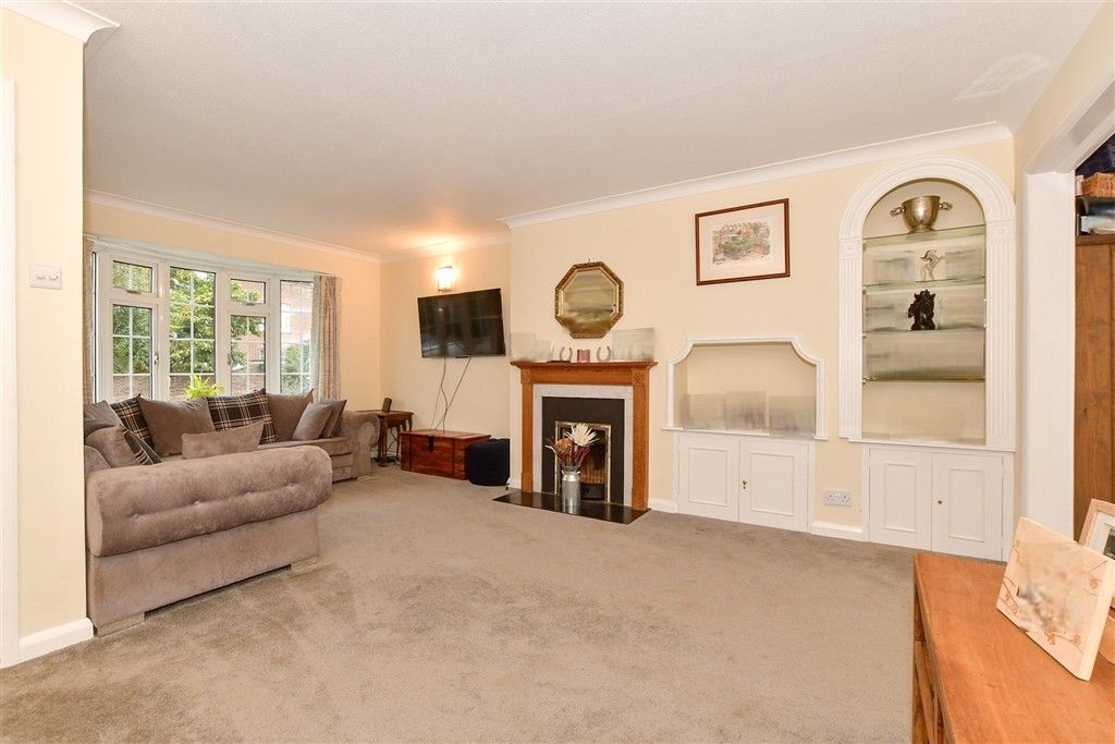 Property photo 2 of 19 Lounge..