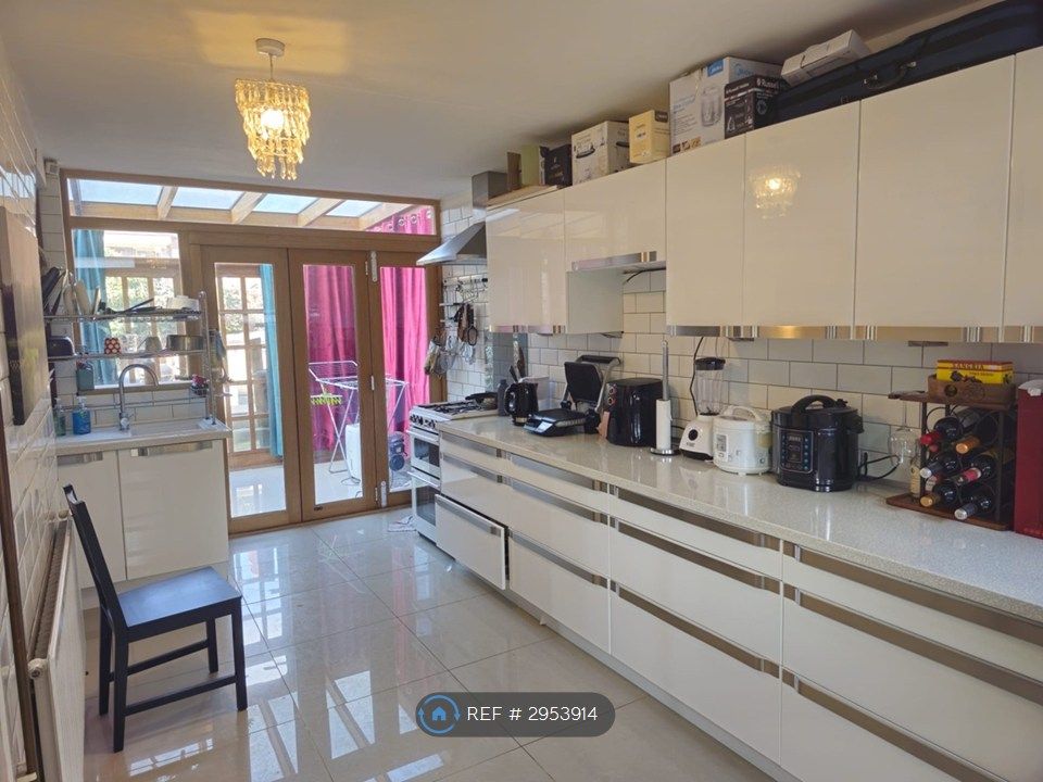 Property photo 3 of 11 Kitchen