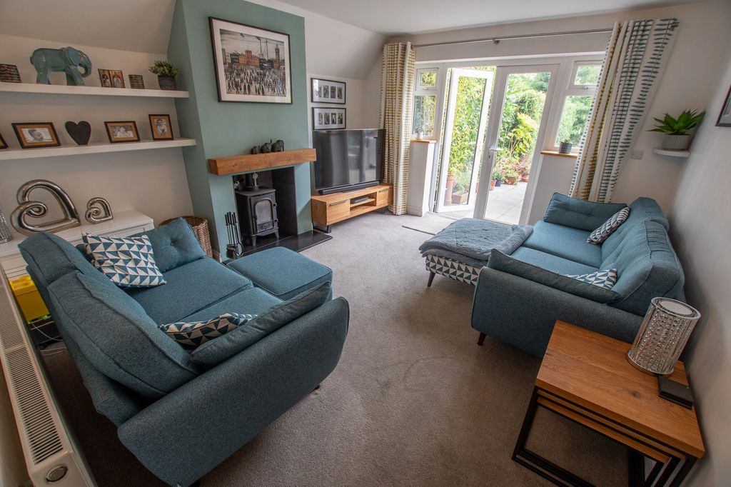 Property photo 3 of 23 Lounge