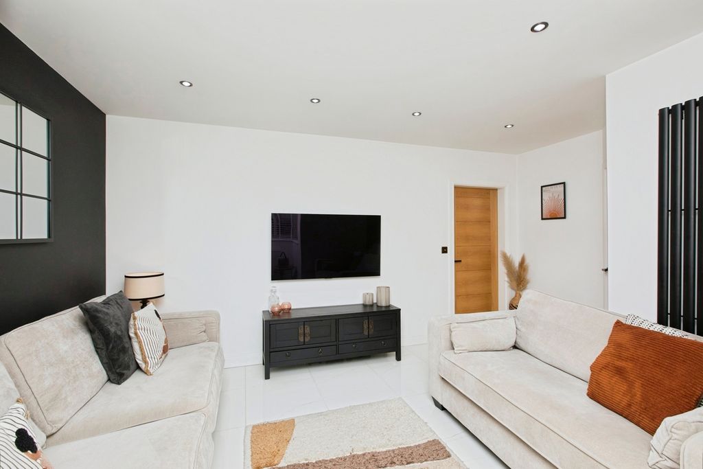 Property photo 2 of 17 Pbox-Img.Jpg