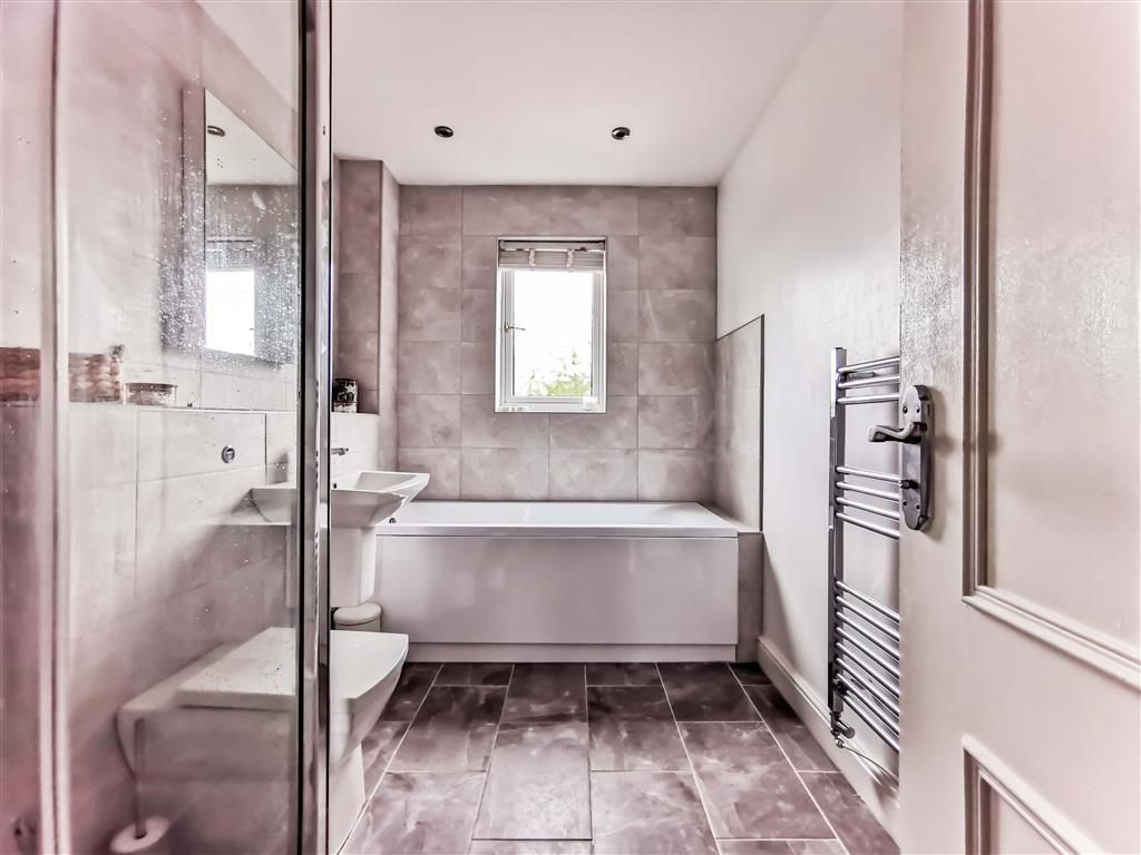 Property photo 3 of 18 Bathroom