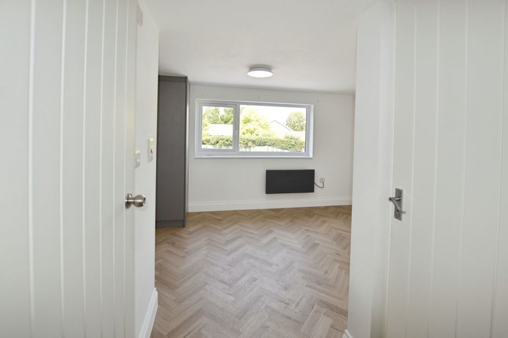 Property photo 3 of 10 c2Ec6B75-Bedroom