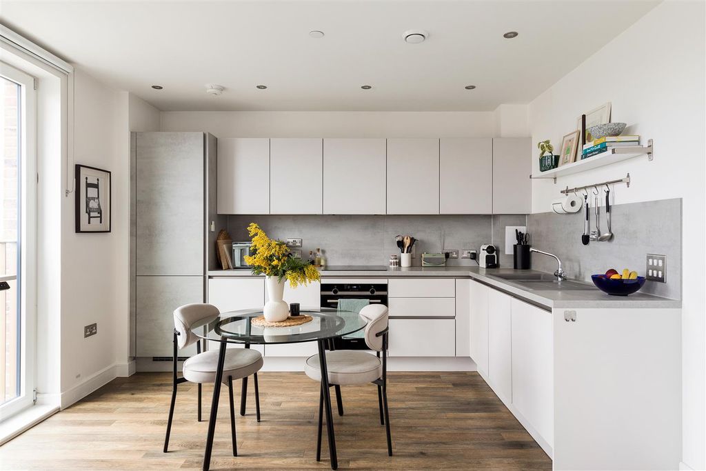 Property photo 3 of 21 Auckland Road, E10