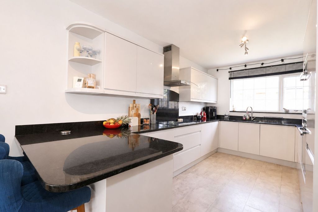 Property photo 3 of 26 Kitchen/Diner