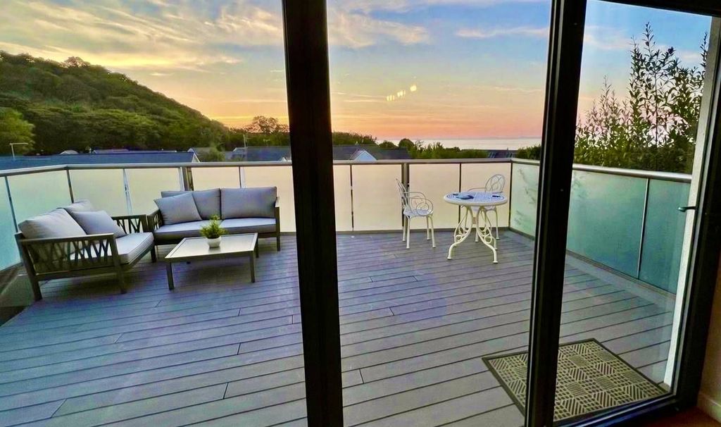 Property photo 2 of 24 Balcony Decking