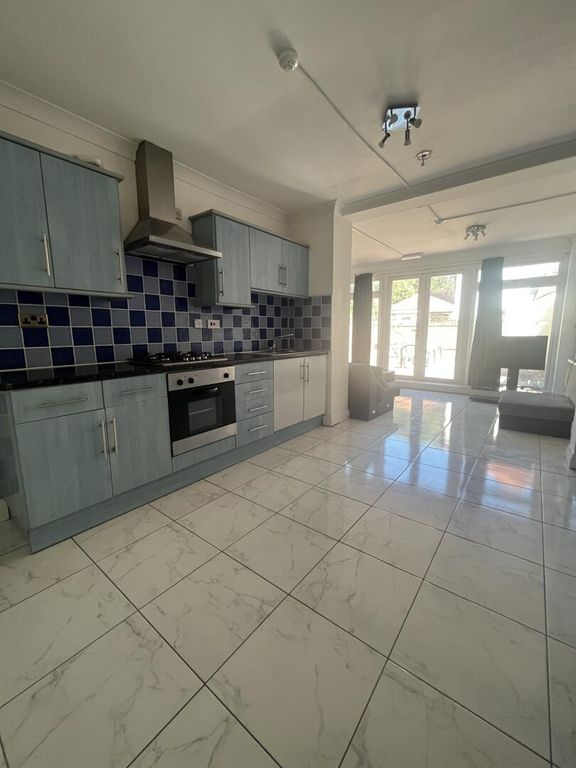 Property photo 3 of 14 Kitchen