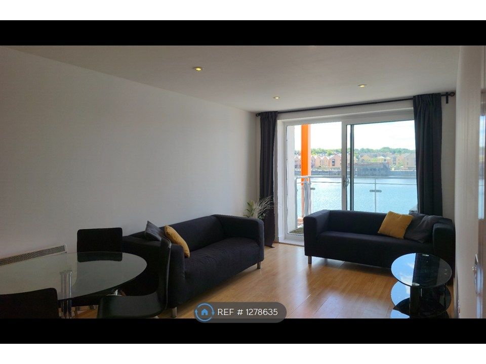 Property photo 3 of 10 Spacious Living Room