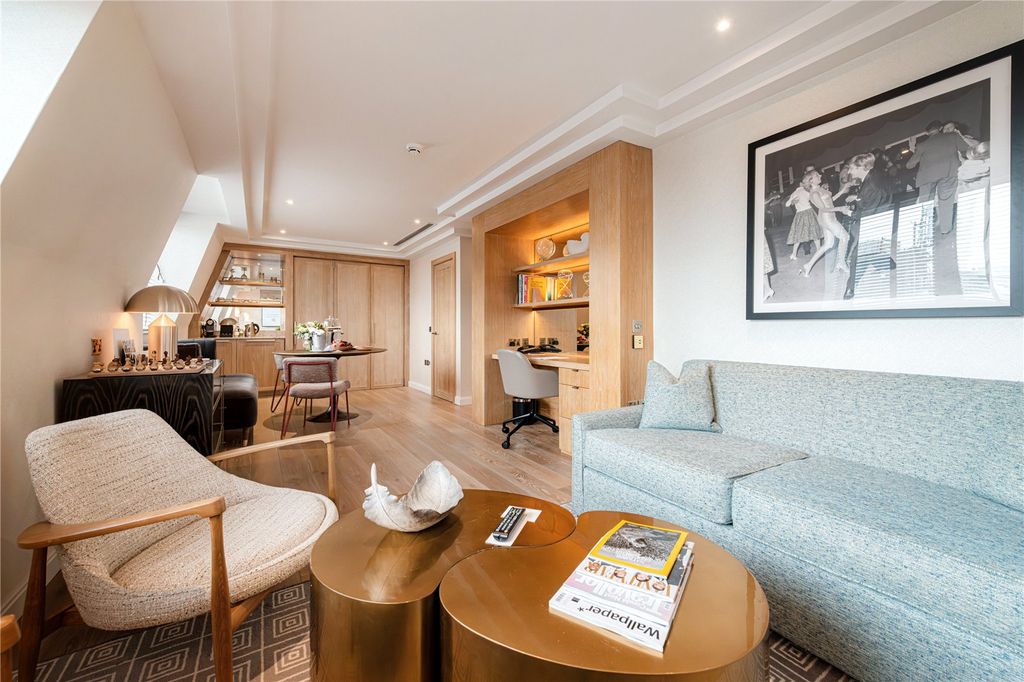 Property photo 1 of 12 Sitting Area