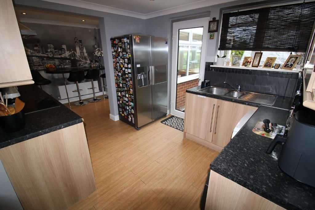 Property photo 2 of 11 Kitchen / Breakfast Room