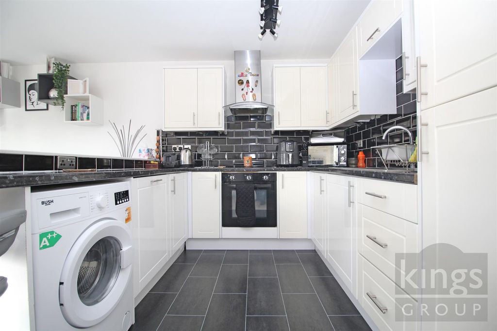 Property photo 3 of 8 Kitchen