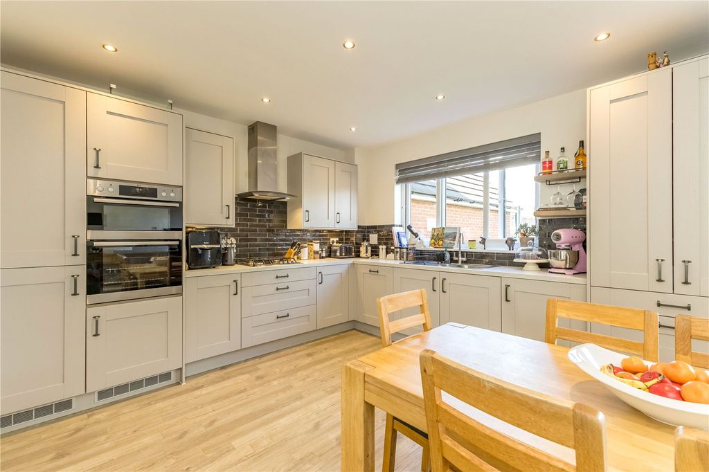 Property photo 3 of 28 Dining Kitchen