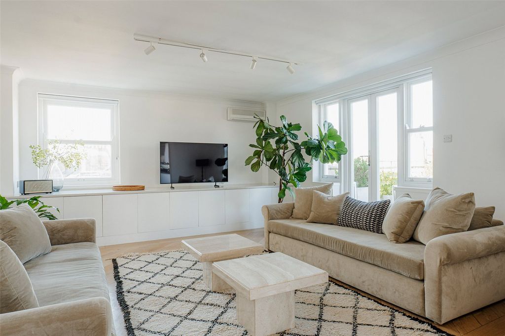 Property photo 2 of 27 Seating Area