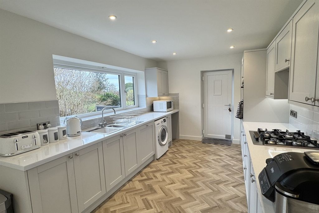 Property photo 3 of 11 Kitchen