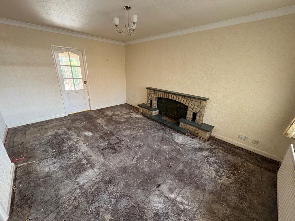 Property photo 3 of 12 L Room.Jpg