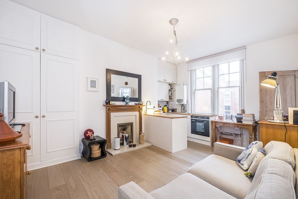 Property photo 3 of 14 Vincent-Square-Ma...
