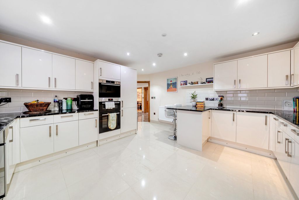 Property photo 3 of 29 1537454-10-6Adf34...