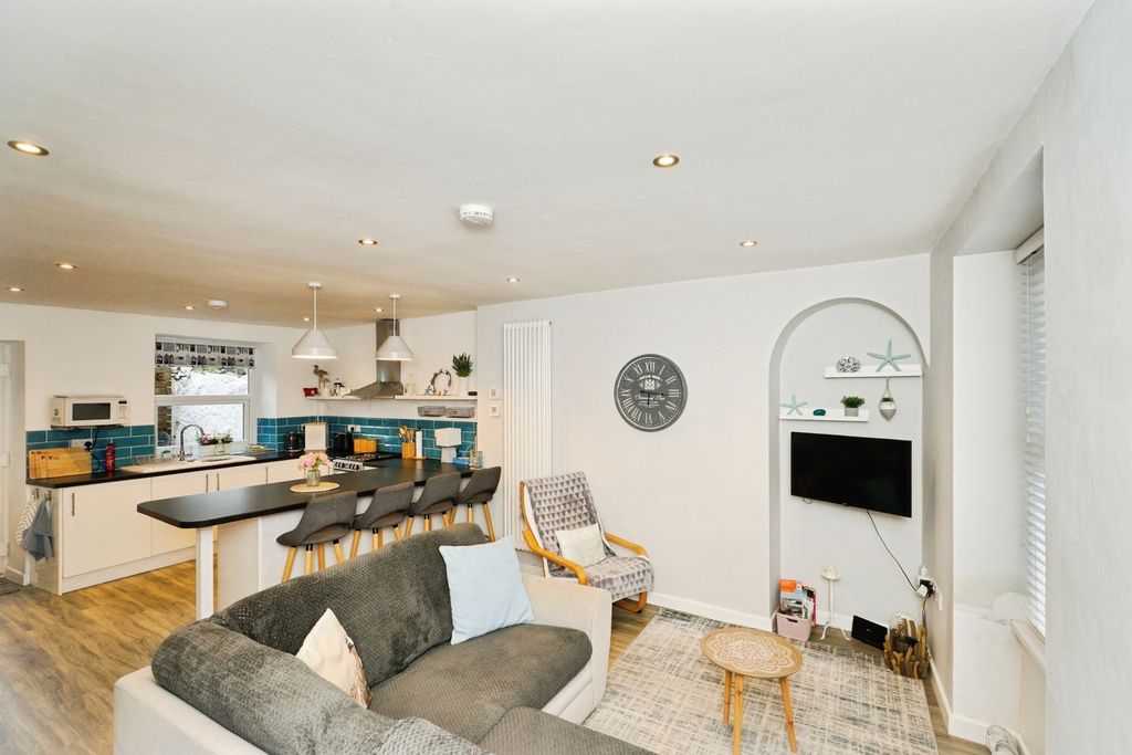 Property photo 2 of 21 Pbox-Img.Jpg