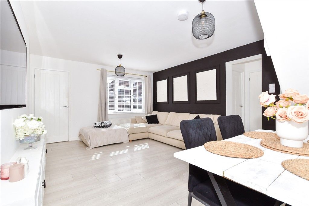 Property photo 3 of 9 Lounge