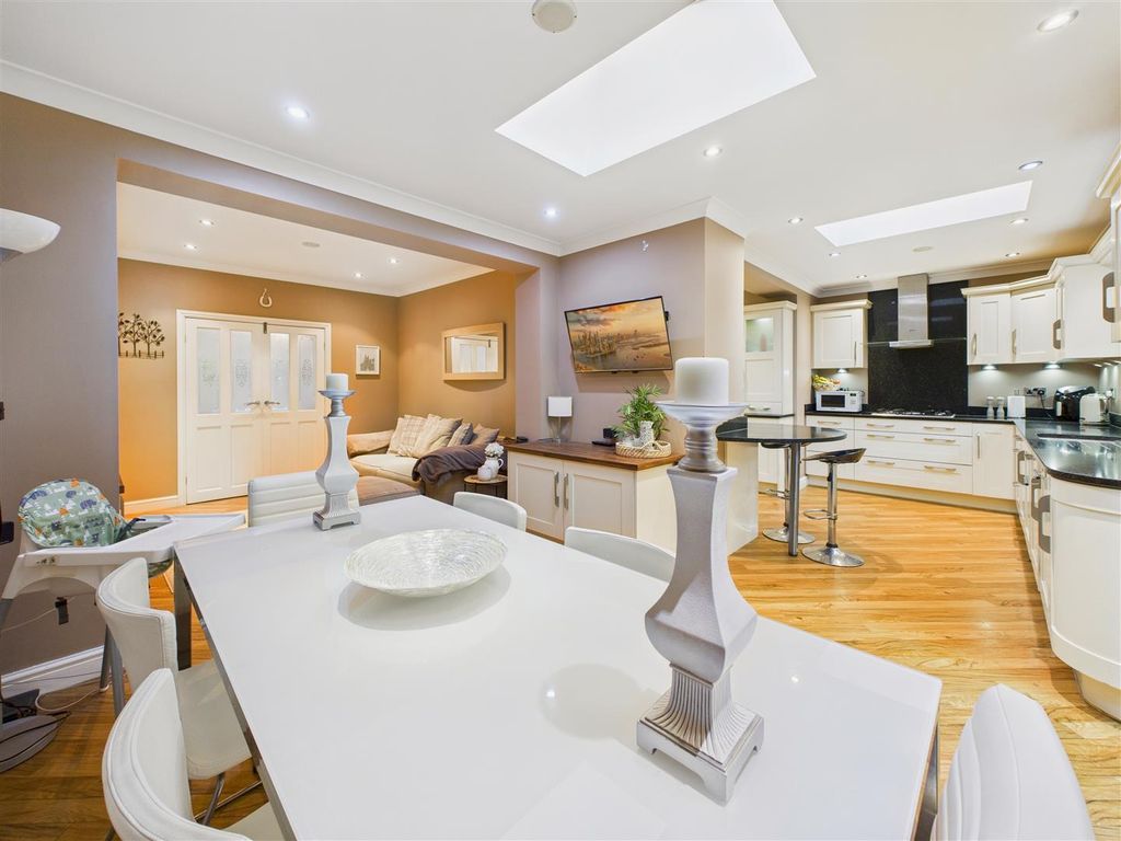 Property photo 3 of 19 Dining Area