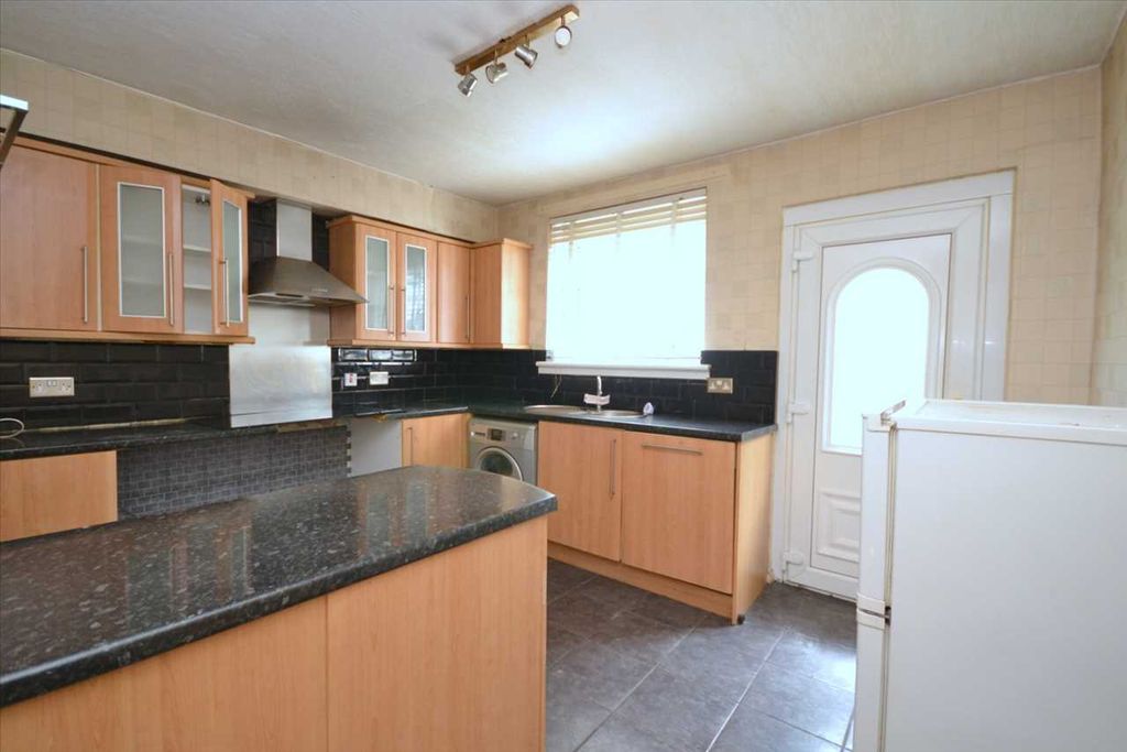 Property photo 3 of 7 Kitchen
