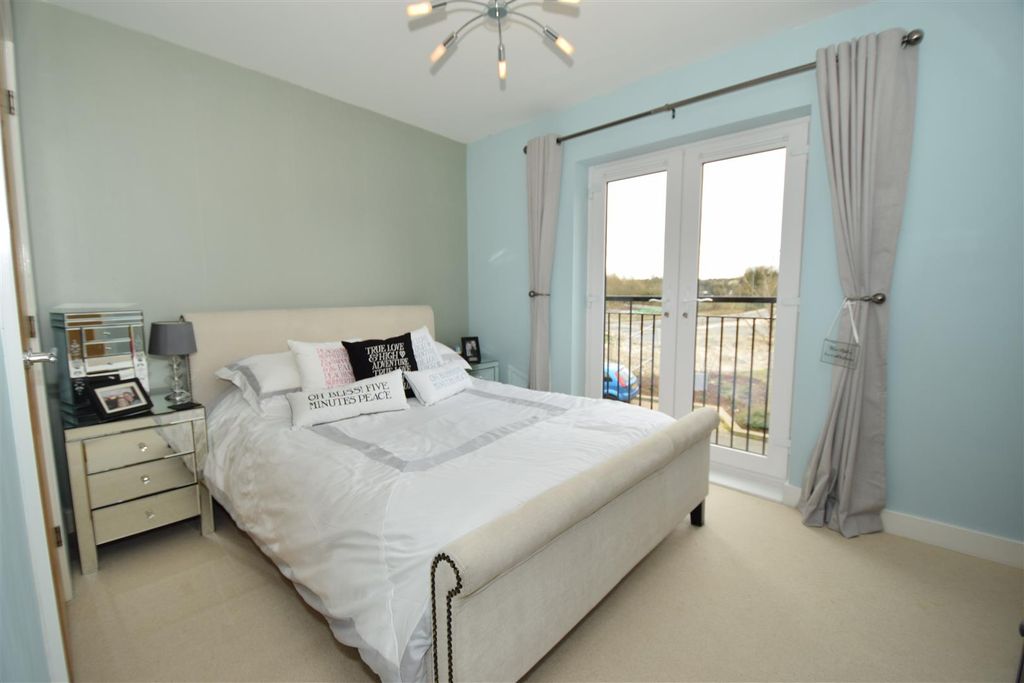 Property photo 3 of 11 Master Bedroom