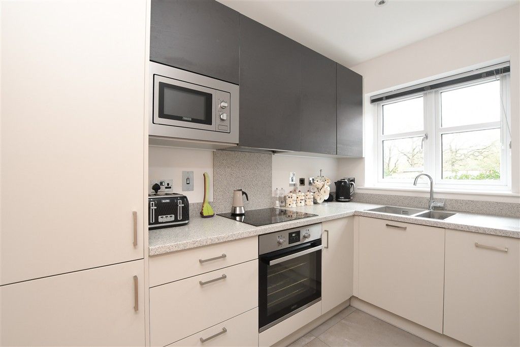 Property photo 3 of 10 Kitchen