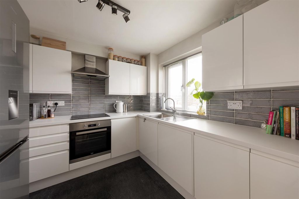 Property photo 3 of 21 Liden Close, E17