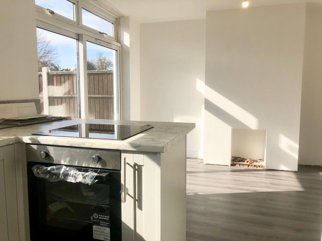 Property photo 3 of 10 Kitchen