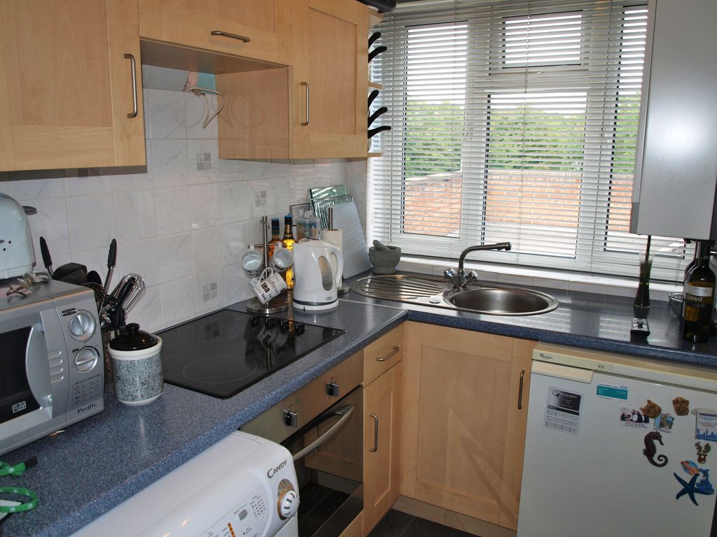 Property photo 3 of 9 Kitchen