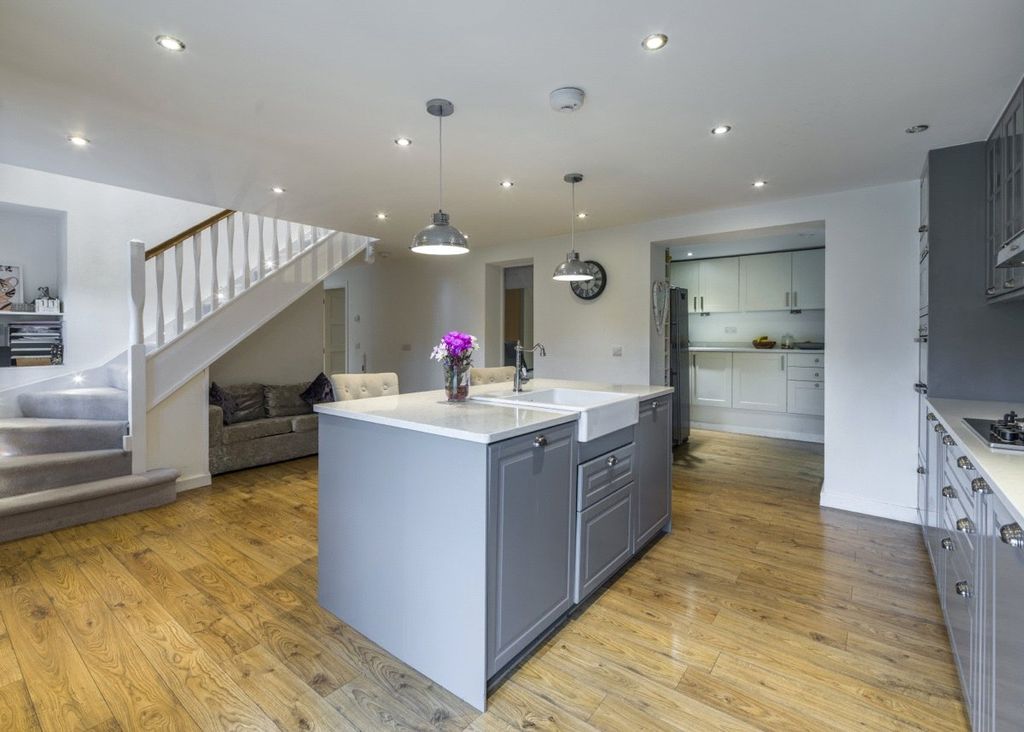 Property photo 3 of 12 Kitchen