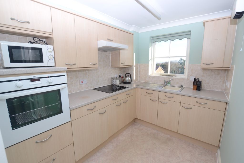 Property photo 3 of 10 Kitchen