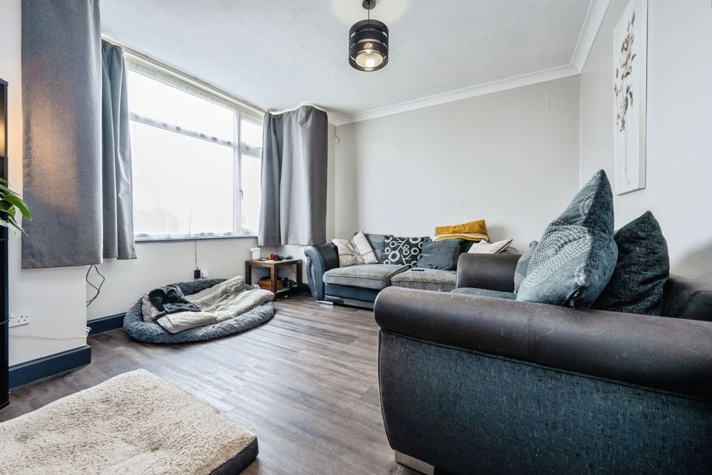 Property photo 3 of 20 Lounge