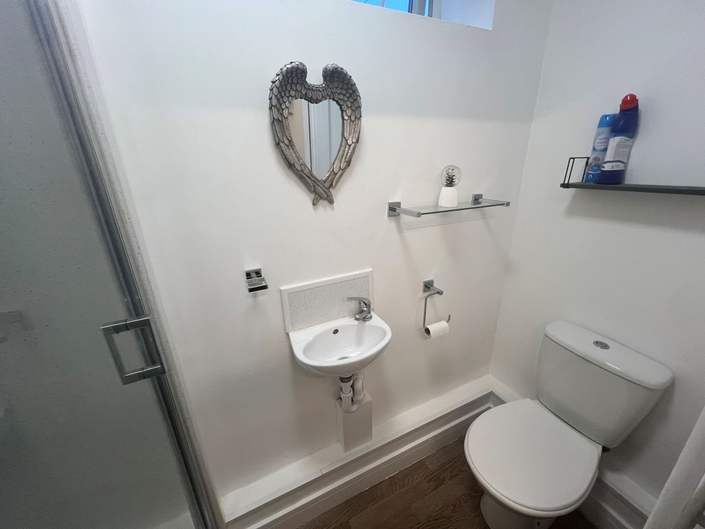 Property photo 3 of 7 Bathroom