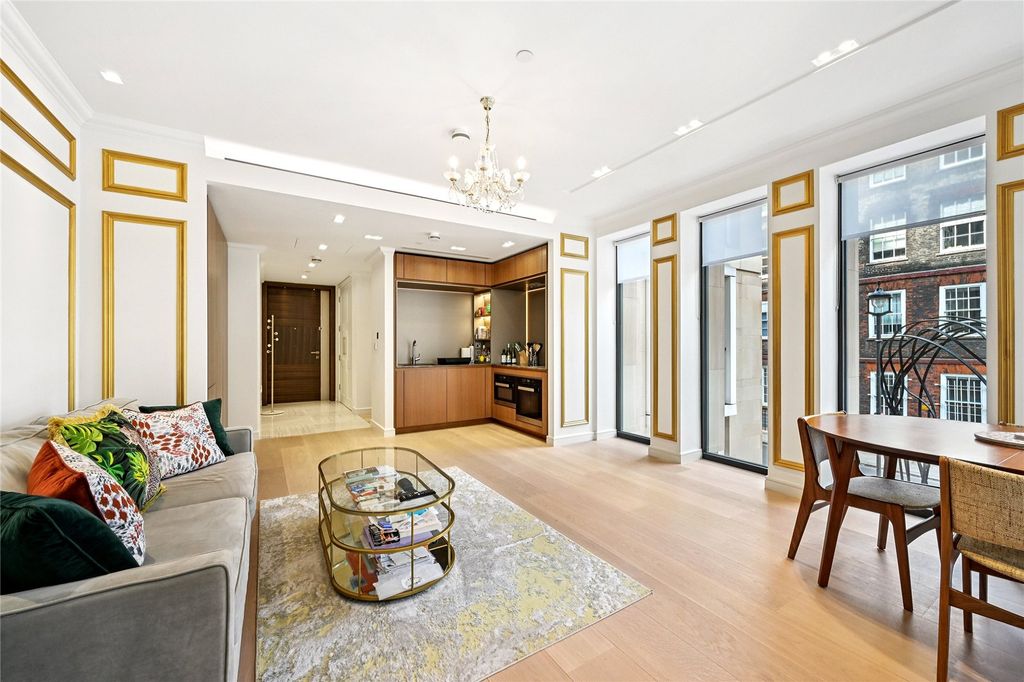 Property photo 2 of 14 Lincoln Square