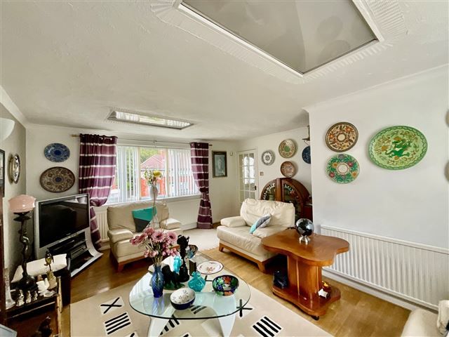 Property photo 3 of 20 Lounge