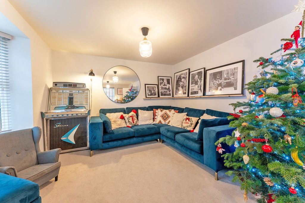 Property photo 2 of 19