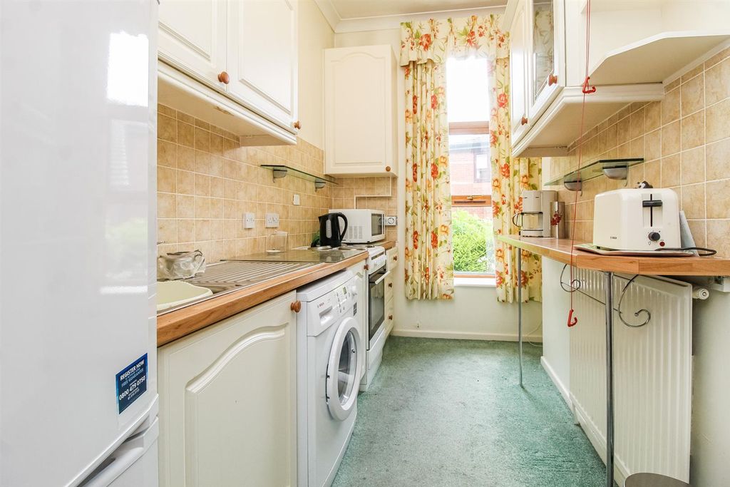 Property photo 3 of 6 Kitchen